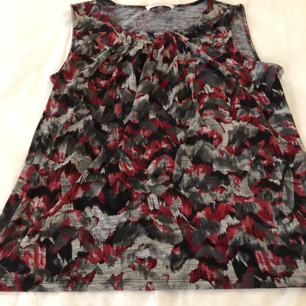 Size 1x sleeveless black and red shirt